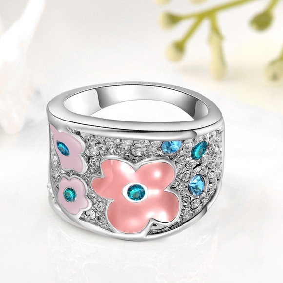 ➰Statement Flower Petal Ring - Picture 2 of 4